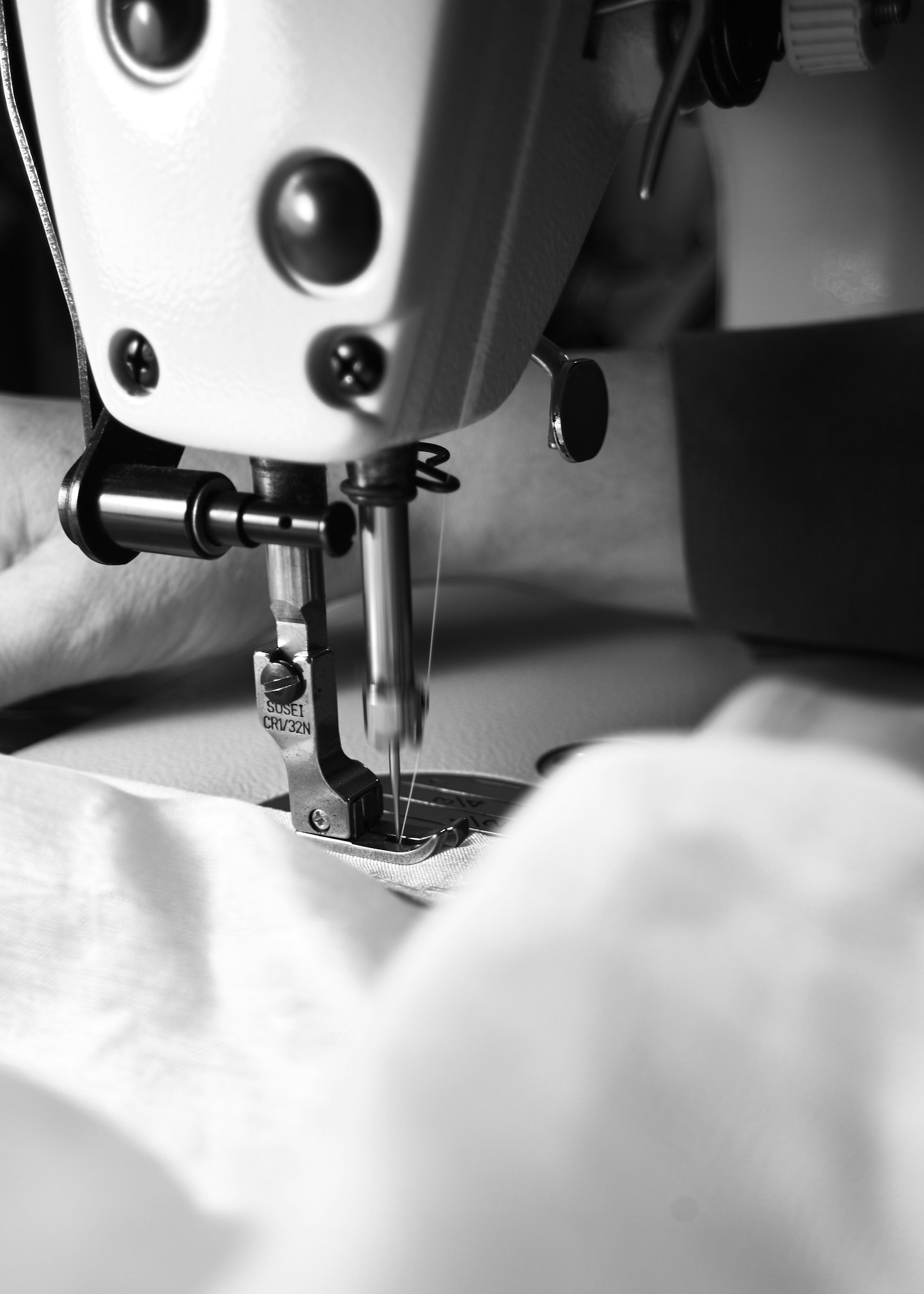 Machine à broder en activité dans l'atelier ATEQ